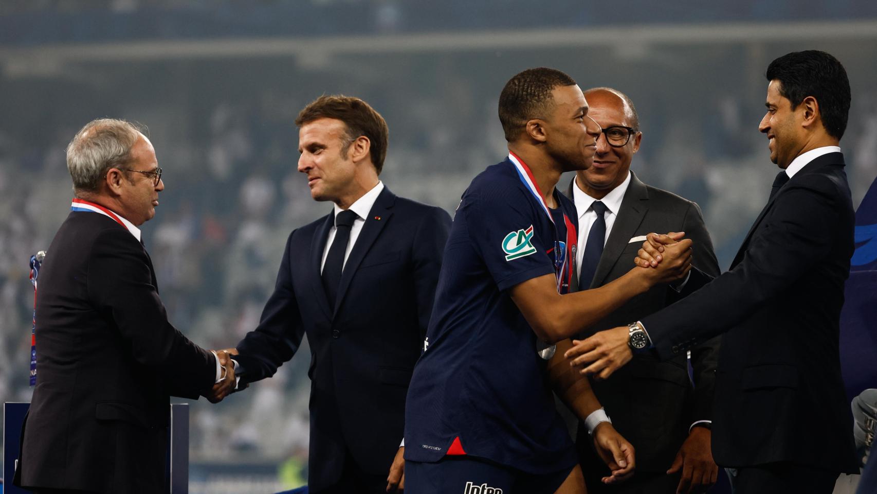 Nasser Al-Khelaifi felicita a Kylian Mbappé tras la conquista de la Copa de Francia por parte del PSG