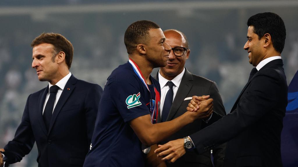 Nasser Al-Khelaifi felicita a Kylian Mbappé tras la conquista de la Copa de Francia por parte del PSG