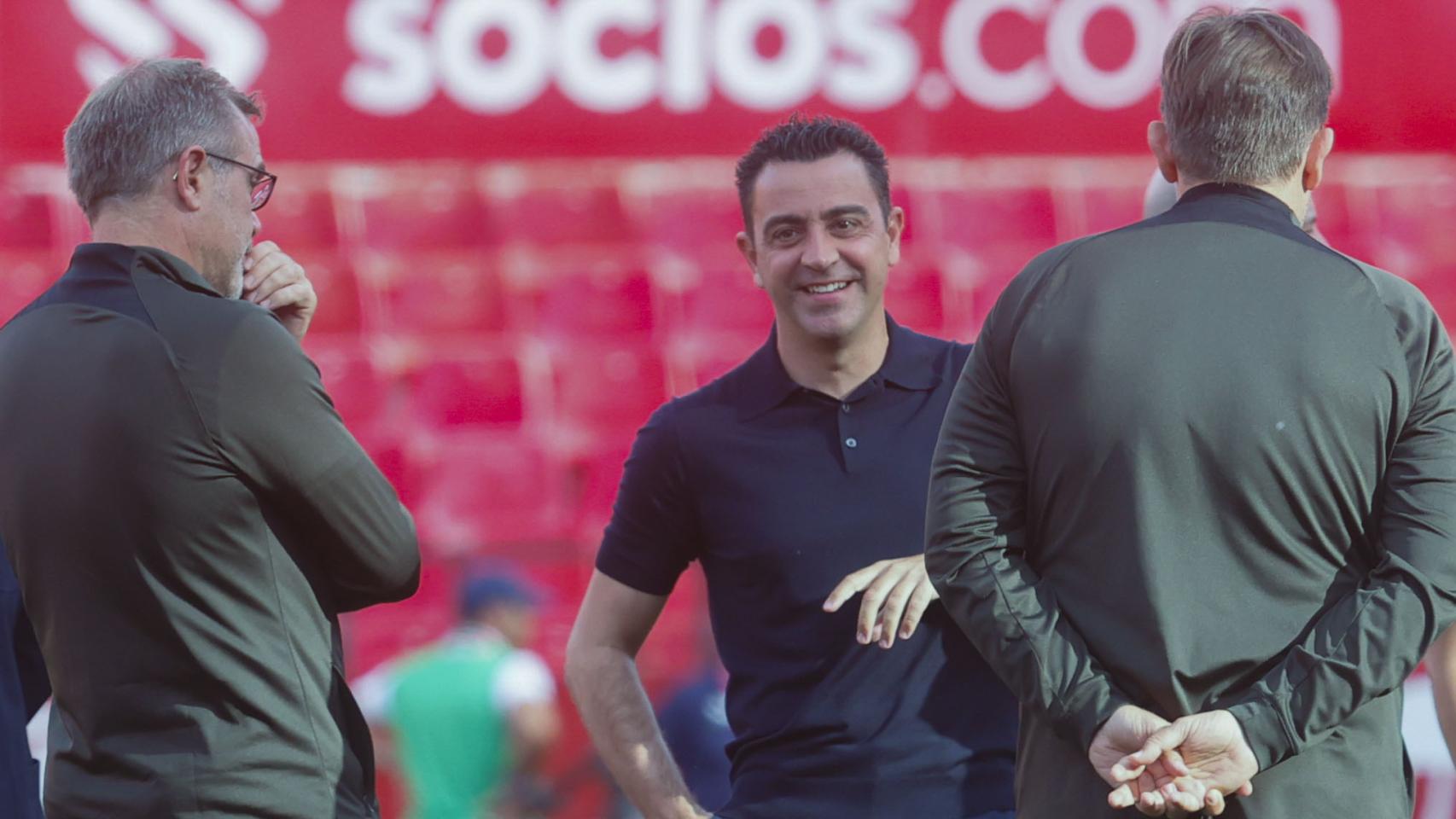 Xavi Hernández, sonriente con su staff antes de despedirse del Barça en Sevilla