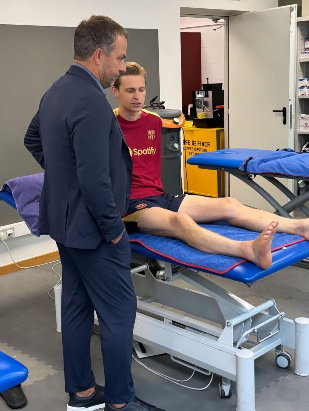 Hansi Flick se encuentra con Frenkie de Jong en la Ciutat Esportiva