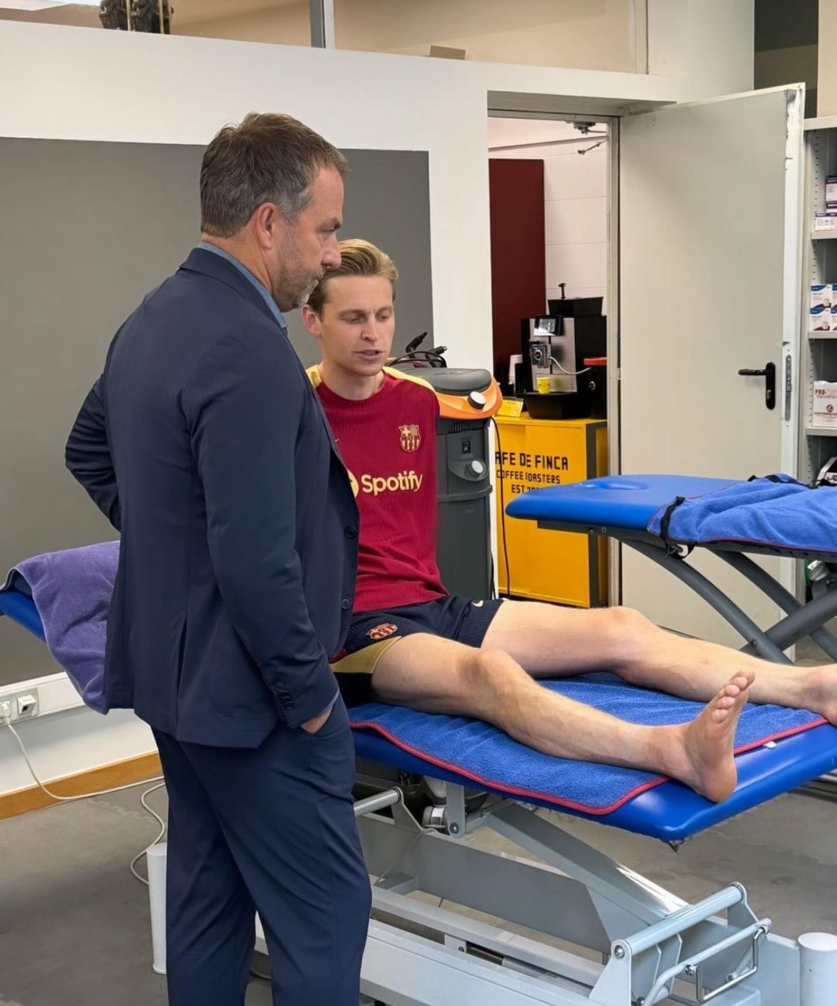 Hansi Flick se encuentra con Frenkie de Jong en la Ciutat Esportiva