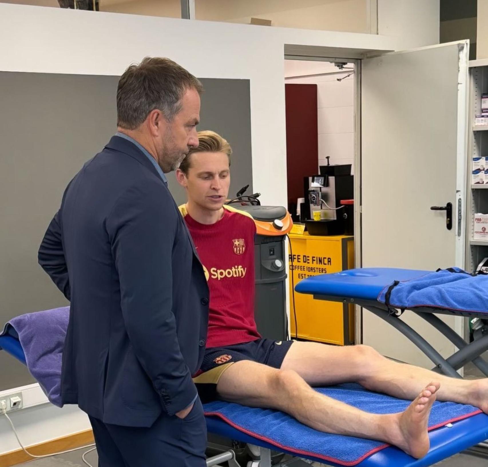 Hansi Flick se encuentra con Frenkie de Jong en la Ciutat Esportiva