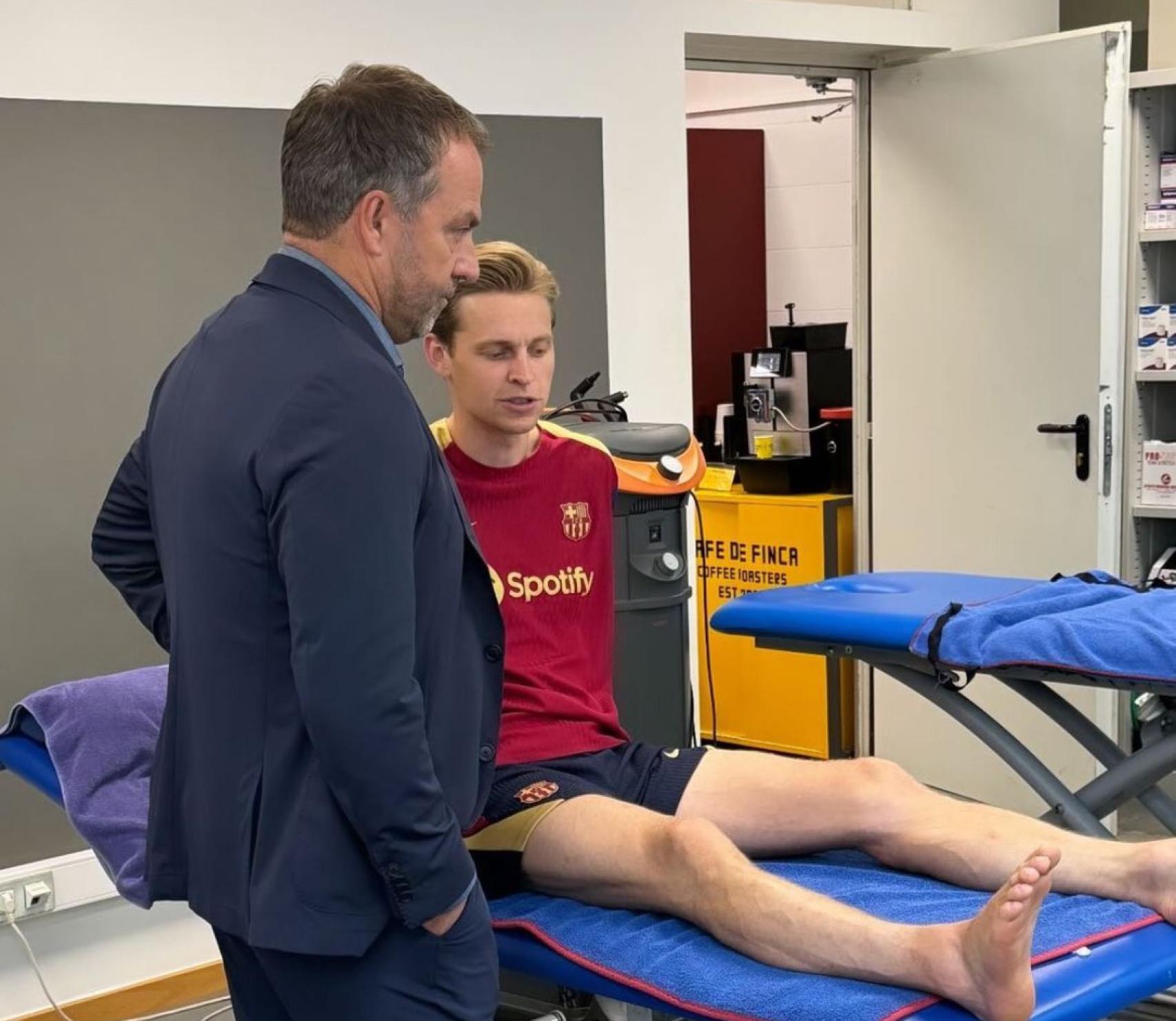 Hansi Flick se encuentra con Frenkie de Jong en la Ciutat Esportiva