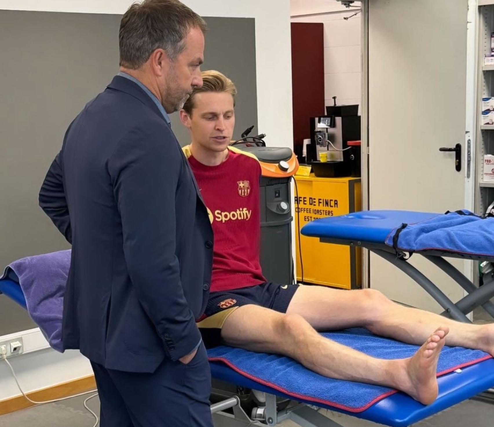 Hansi Flick se encuentra con Frenkie de Jong en la Ciutat Esportiva