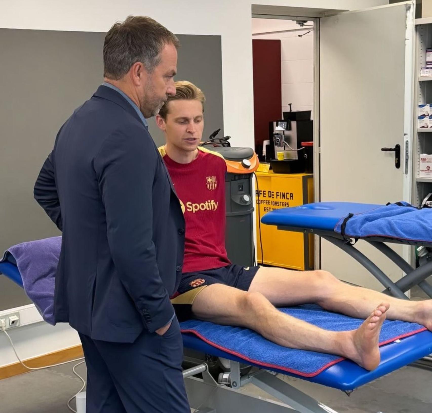 Hansi Flick se encuentra con Frenkie de Jong en la Ciutat Esportiva