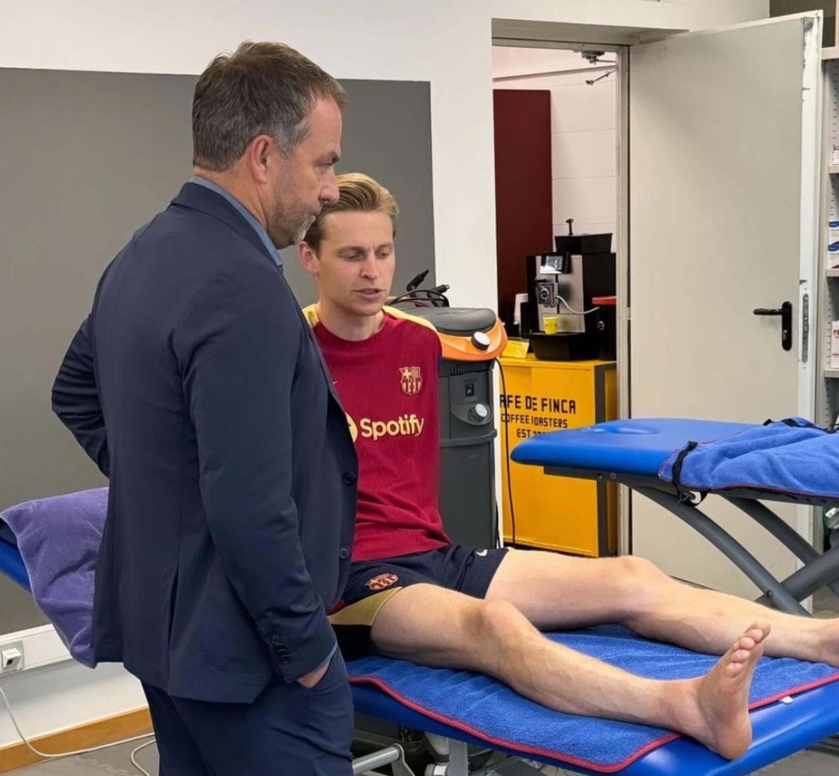 Hansi Flick se encuentra con Frenkie de Jong en la Ciutat Esportiva