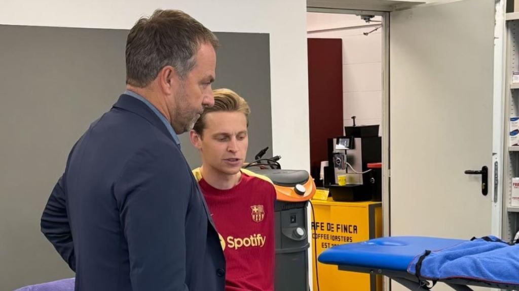 Hansi Flick se encuentra con Frenkie de Jong en la Ciutat Esportiva