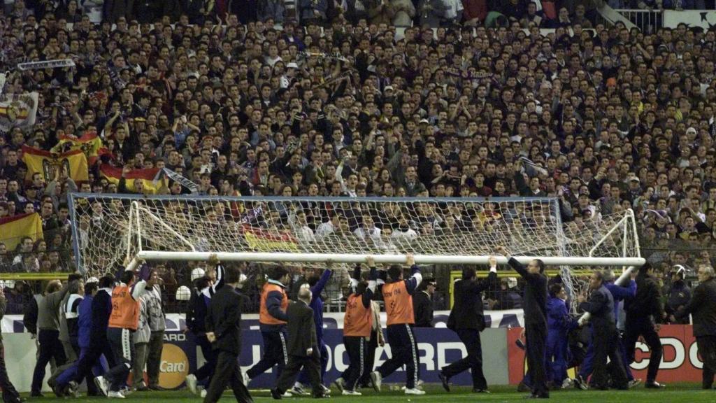 Retirada de la portería del Bernabéu en 1998
