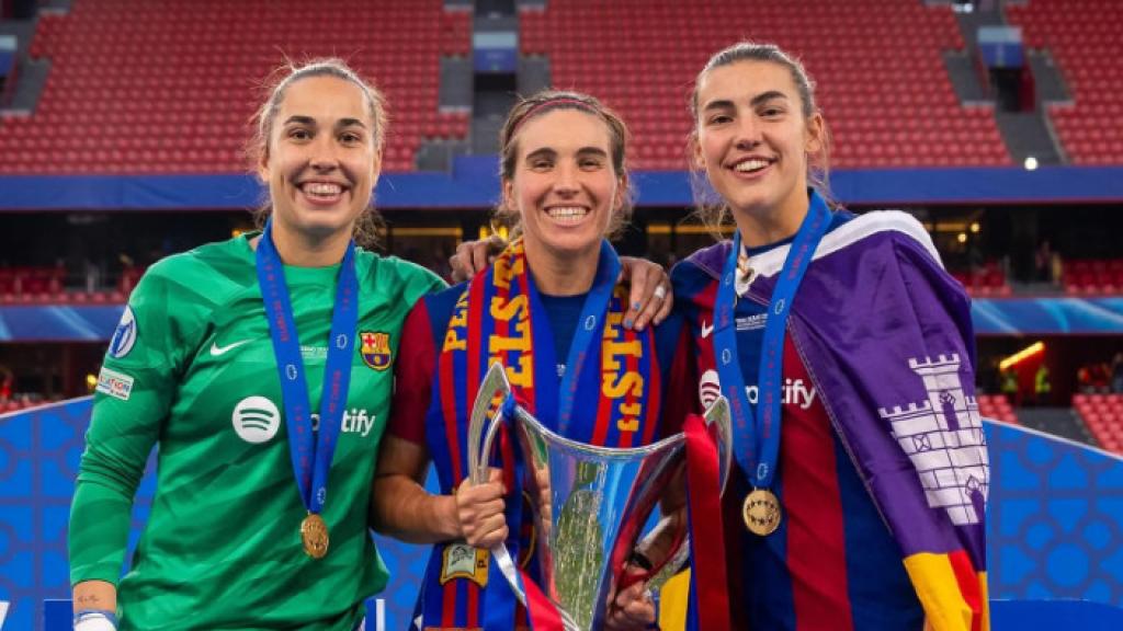 Cata Coll, Mariona Caldentey y Patri Guijarro posan con el trofeo de la Champions League en San Mamés