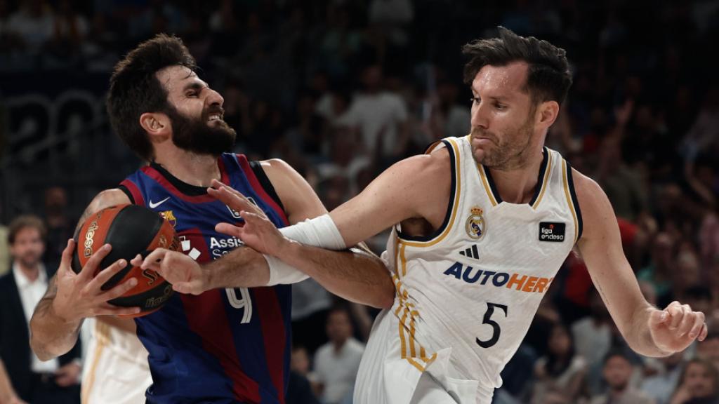 Ricky Rubio lucha contra Rudy Fernández en el Real Madrid-Barça