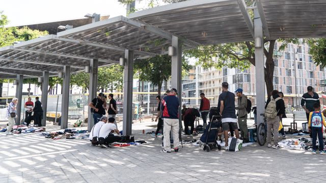 Vendedores sin licencia en la plaza de Les Glòries
