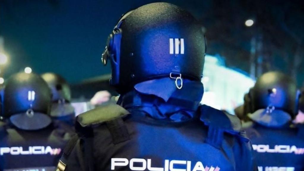 Una imagen de un agente de la UIP de la Policía Nacional