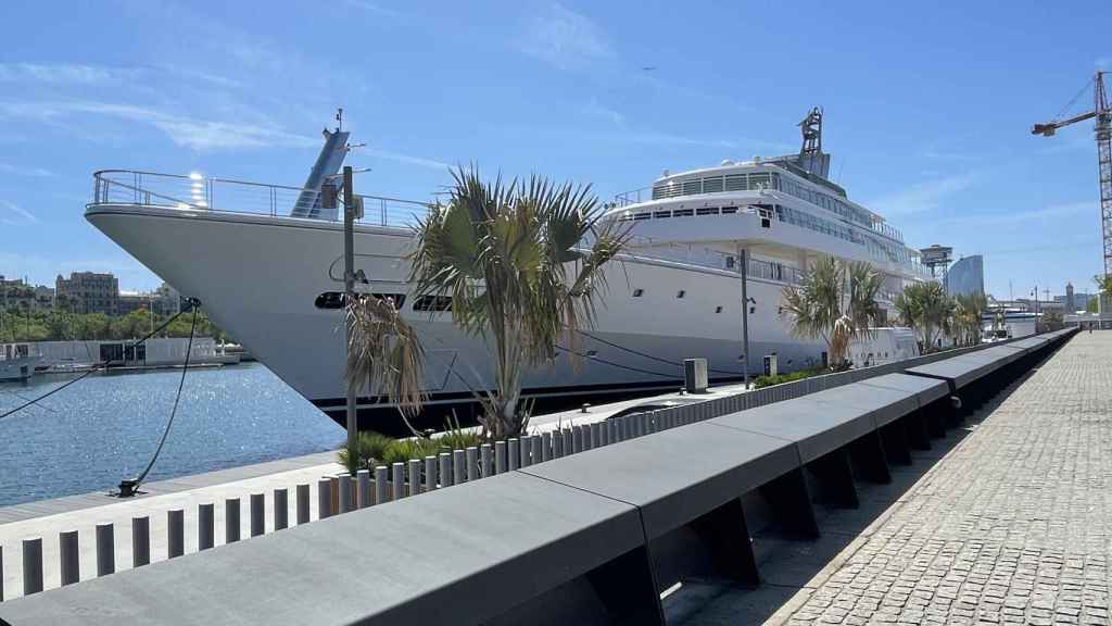 El yate Rising Sun amarrado en Barcelona