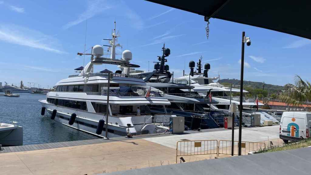 Los megayates Va Bene, Ancora y Lion