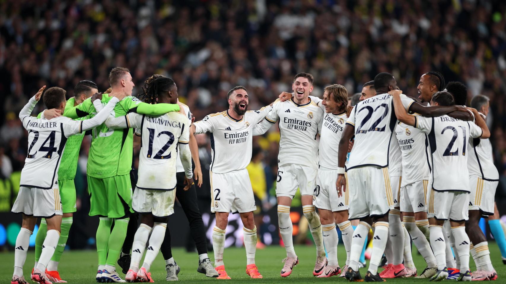 Los jugadores del Real Madrid celebran la conquista de la Champions League en Wembley