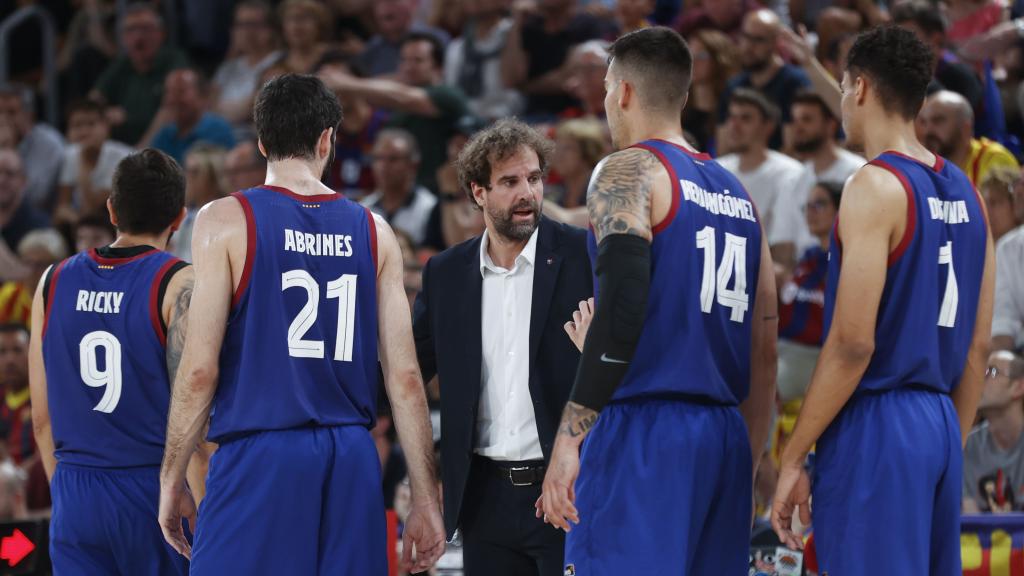 Roger Grimau da instrucciones a los jugadores del Barça de basket