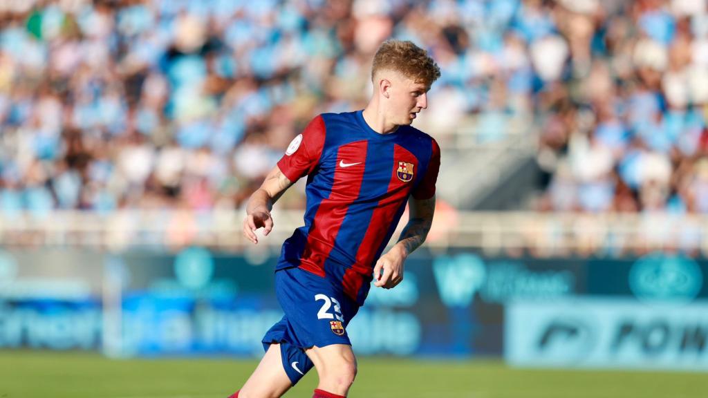 Pelayo Fernández conduce el balón en el partido del Barça B contra el Ibiza