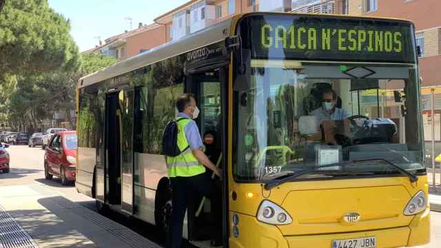 Un autobús circulando por Gavà