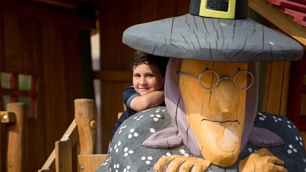 Parque de Les Tres Bessones: la Bruja Aburrida con un niño