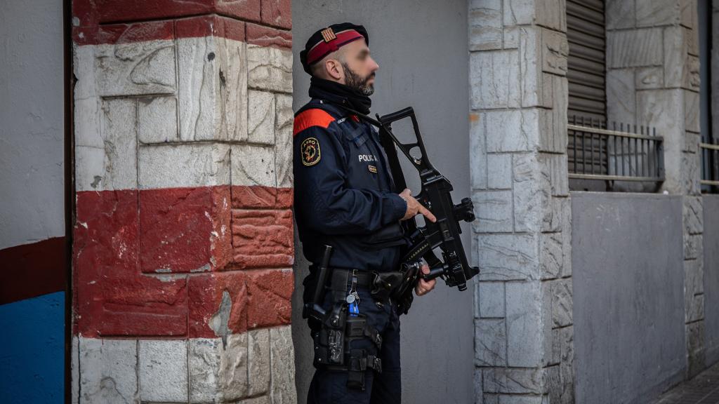 Un agente de los Mossos dEsquadra durante un operativo contra el tráfico de drogas en L'Hospitalet de Llobregat (Barcelona)