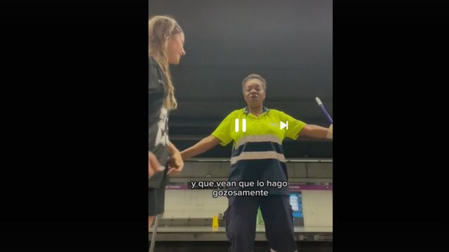 La sorprendente reacción de una limpiadora cuando una joven graba un vídeo en el metro de Barcelona