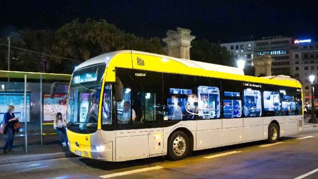 Imatge d'un vehicle del NitBus a la plaça de Catalunya