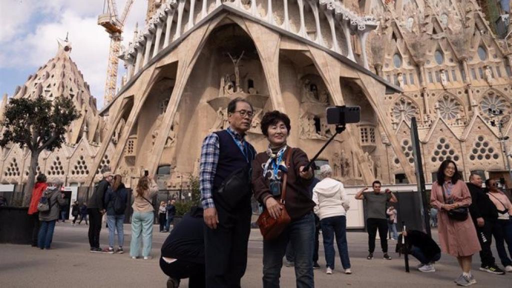 Dos turistes a la Sagrada Família de Barcelona