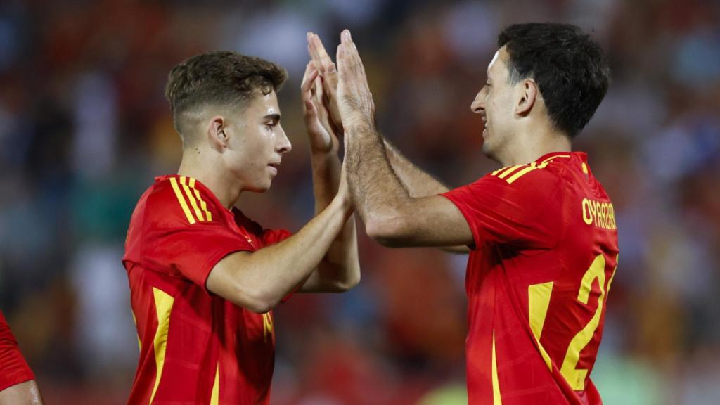 Fermín López felicita a Oyarzabal en el triunfo contra Andorra