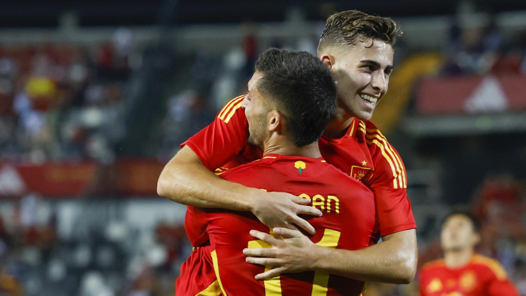 Fermín López abraza a Ferran Torres en la victoria de España contra Andorra