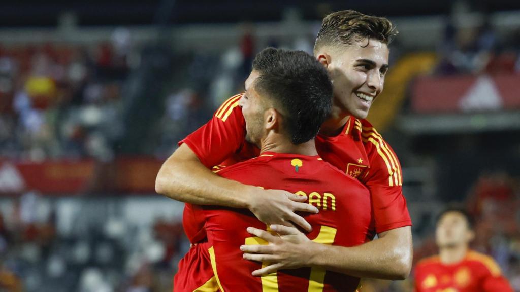 Fermín López abraza a Ferran Torres en la victoria de España contra Andorra
