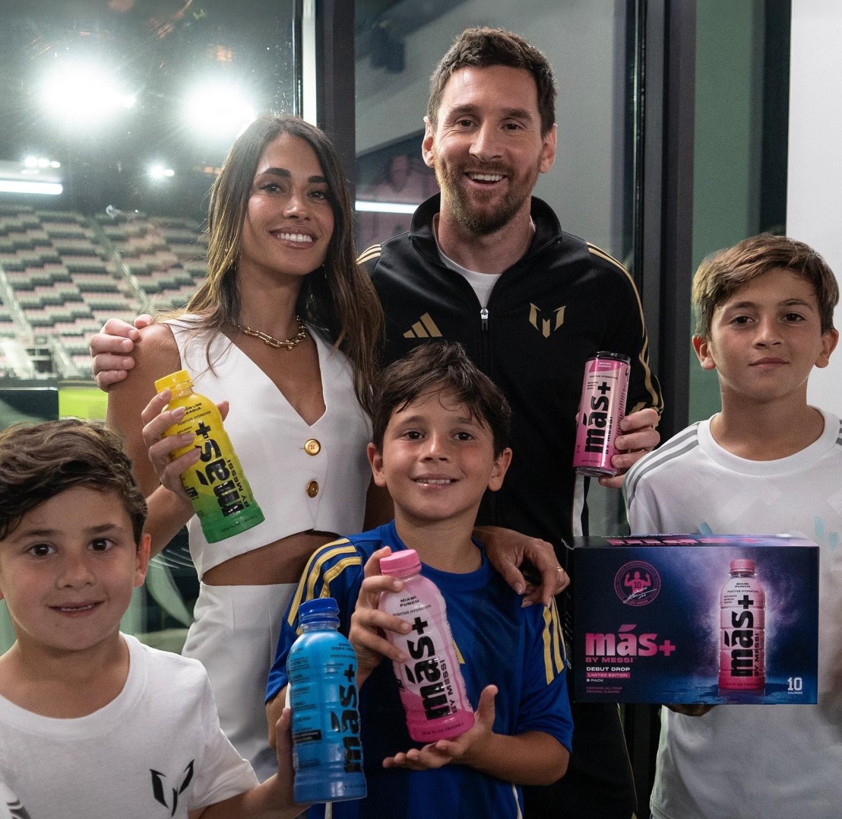 Leo Messi, junto a su familia, presentando su nueva bebida hidratante