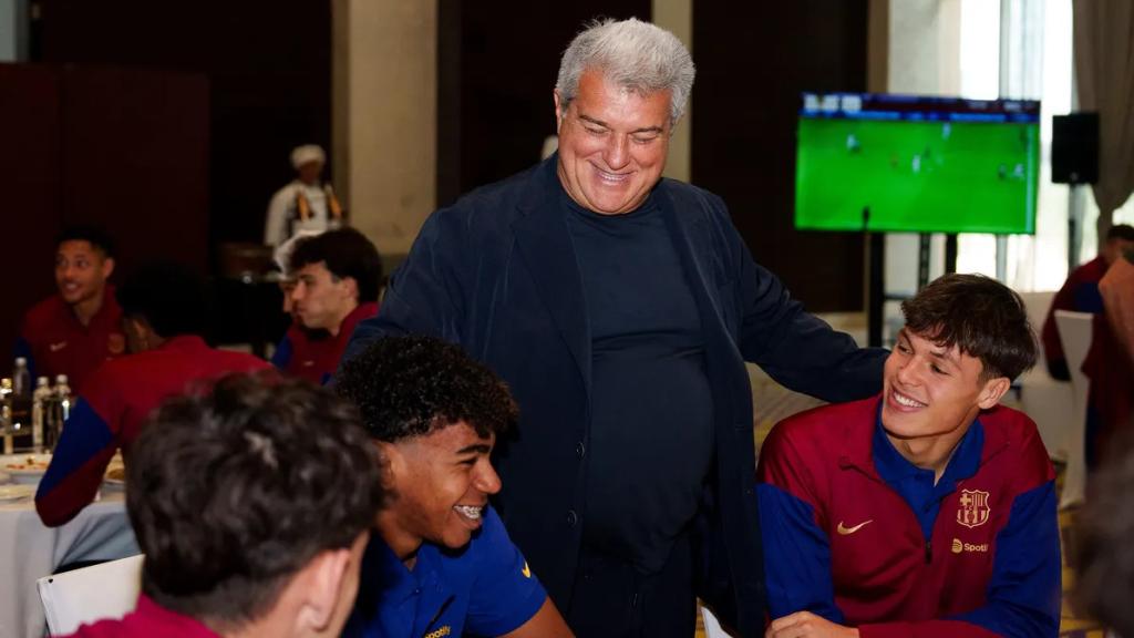 Joan Laporta saluda a Lamine Yamal