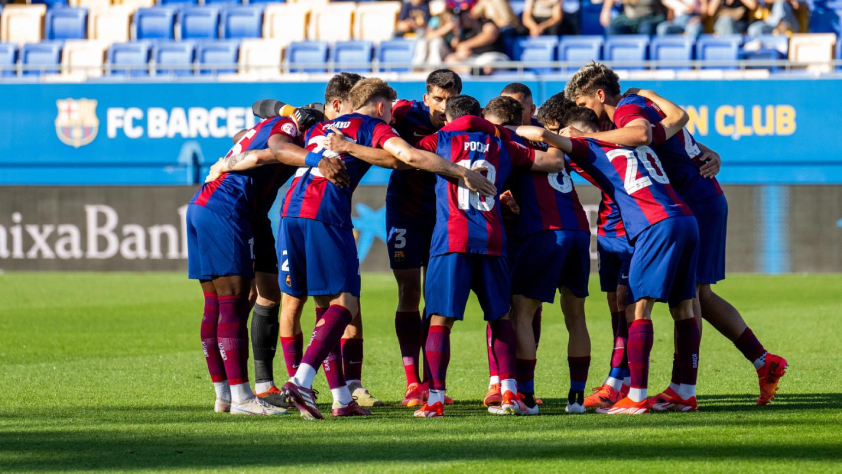 Los jugadores del Barça B hacen piña en el partido contra el Nástic de Tarragona