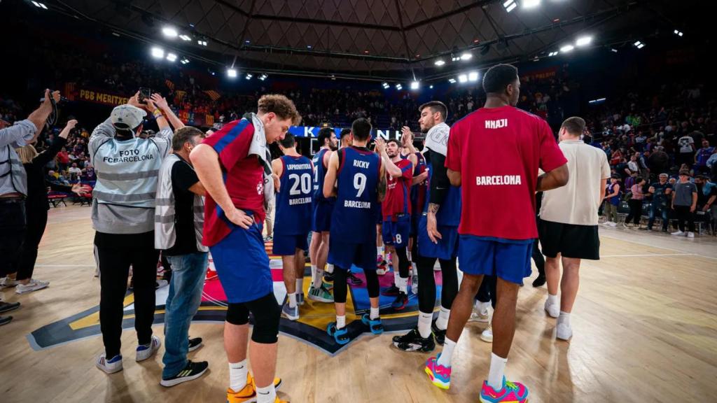 Jugadores del Barça aplauden a la afición en el Palau