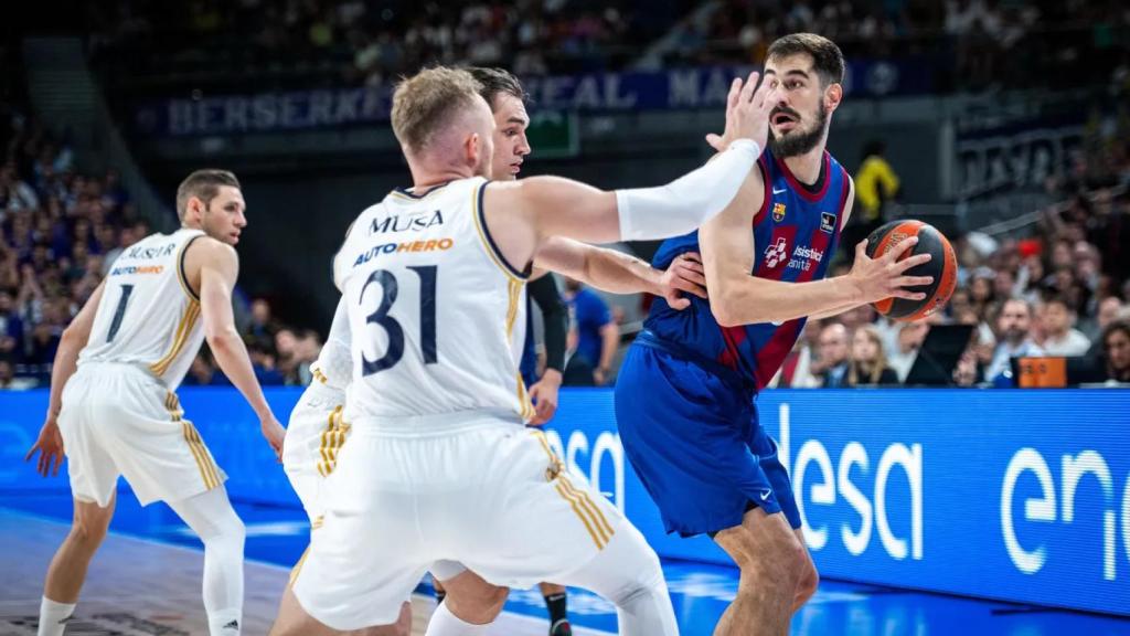 Nikola Kalinic, rodeado de jugadores del Real Madrid