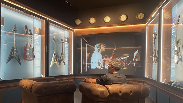 El impulsor del Guitar Legends Hall, Juan José Castellano, en una de las salas del museo