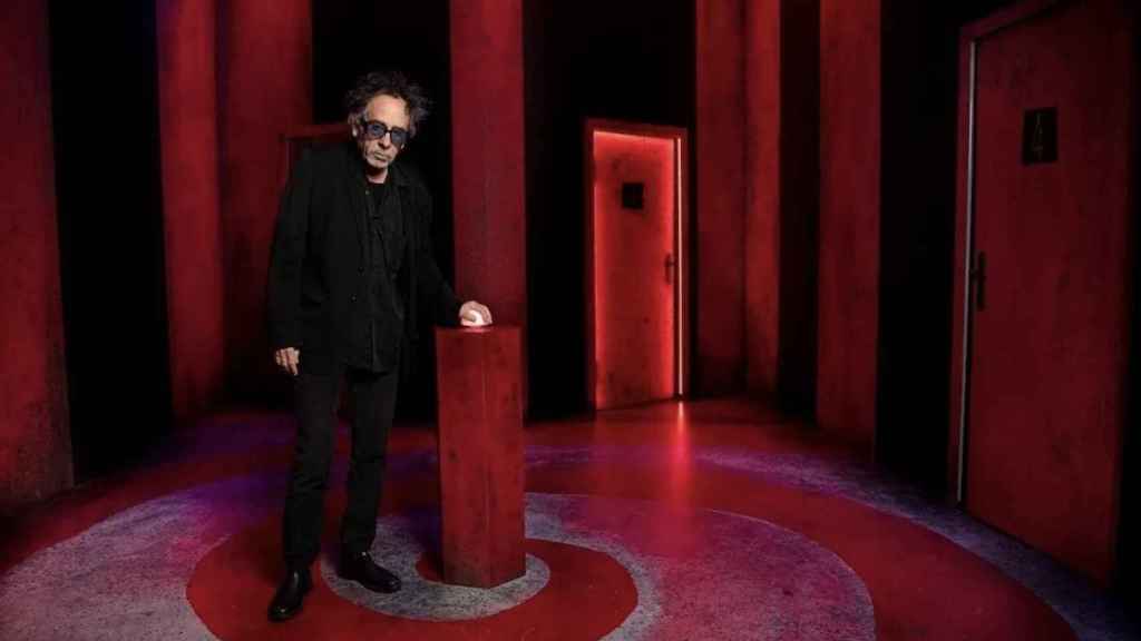 Tim Burton, en una de las salas de la exposición