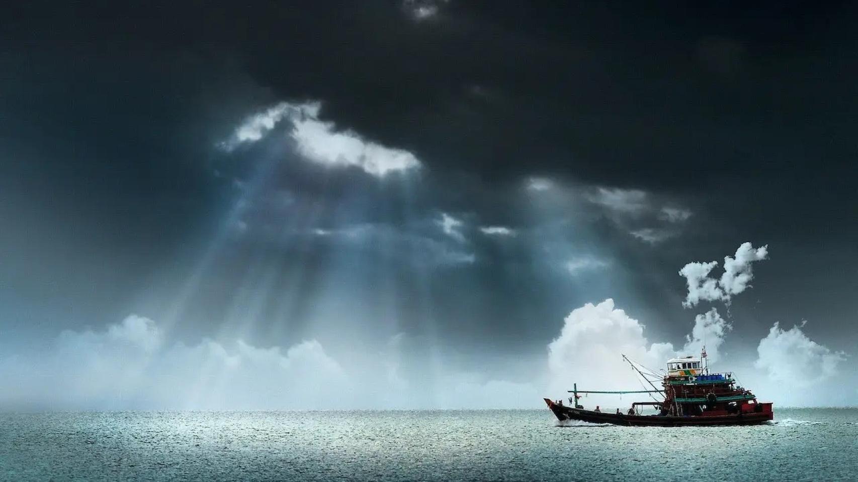 Un barco de pescadores bajo una tormenta