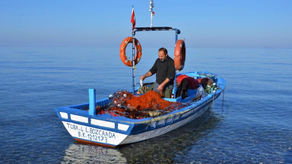 Un pescador en un bote