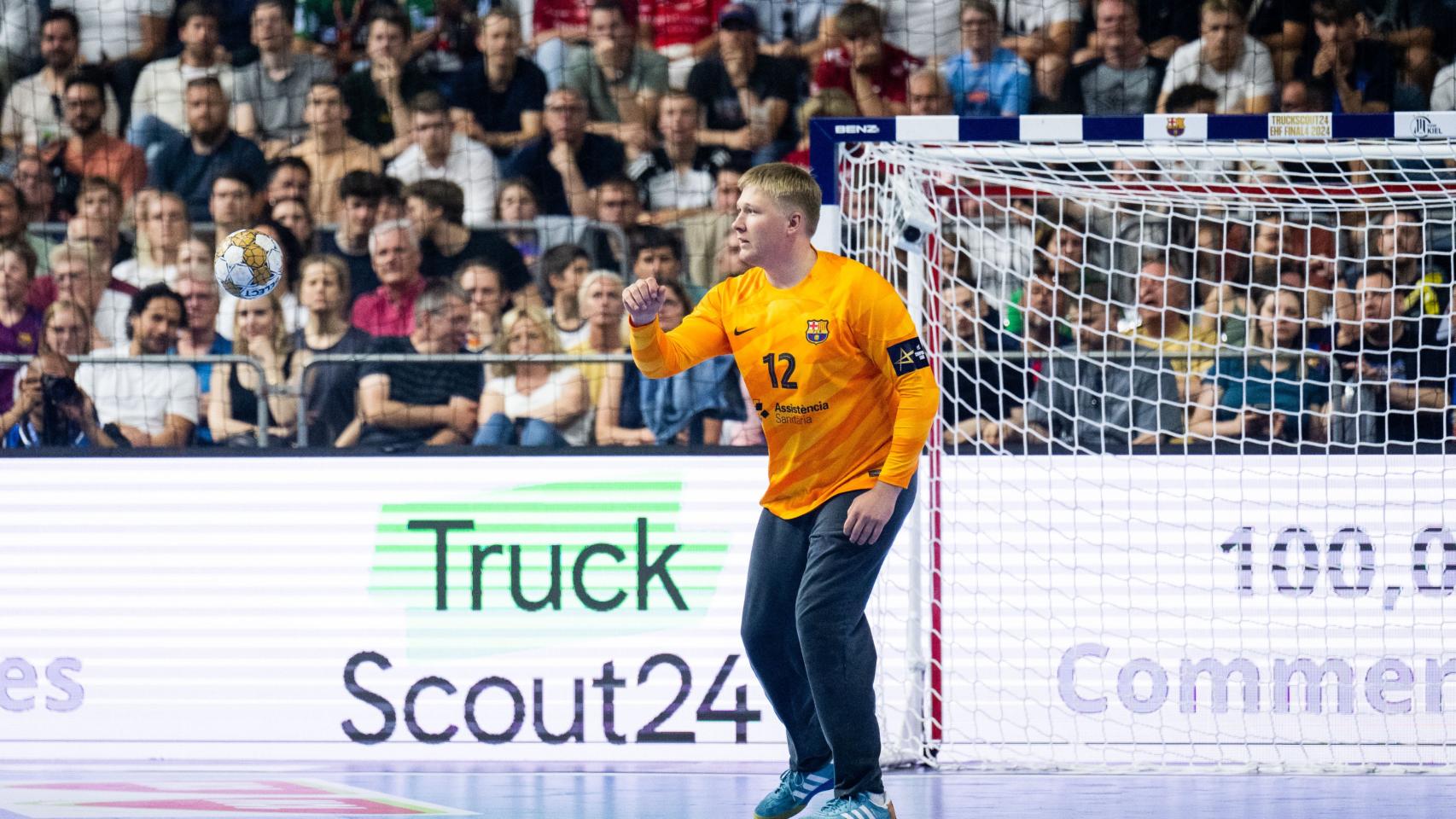 Emil Nielsen, autor de 15 paradas en el Barça-Kiel de Champions