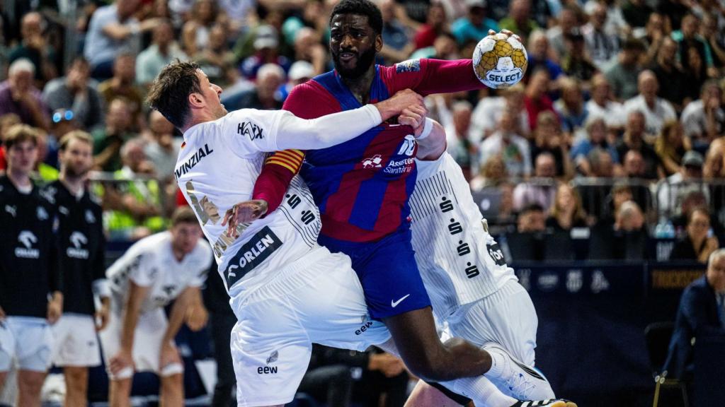 Dika Mem, defendido por un jugador del Kiel en las semifinales de Champions