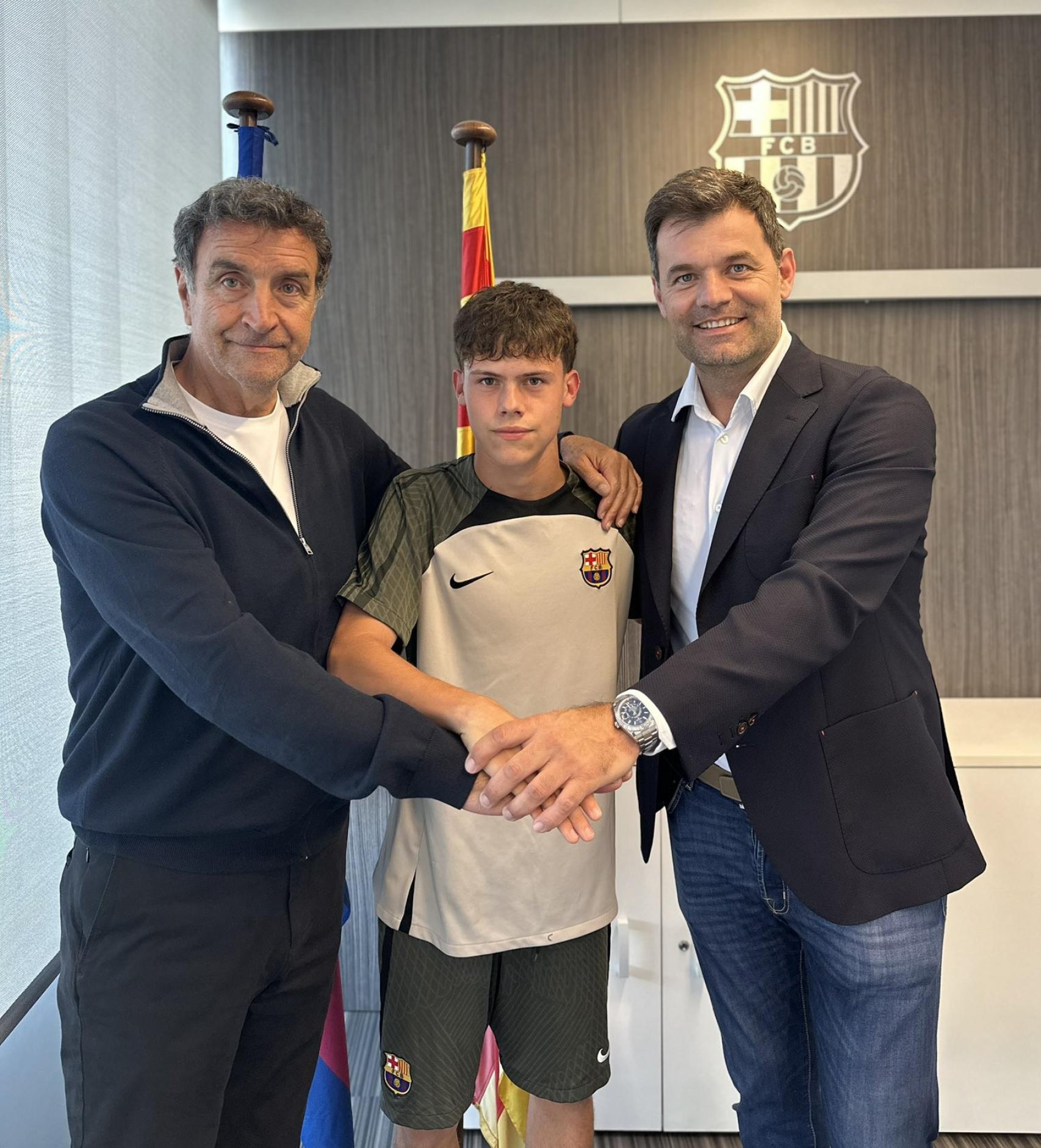 Pol Bernabéu firma su renovación con el Barça junto a José Ramon Alexanco y Joan Soler