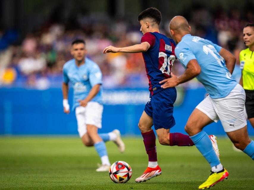 Unai Hernández conduce el balón frente al Ibiza