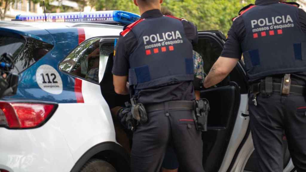 Agentes de los Mossos con un detenido