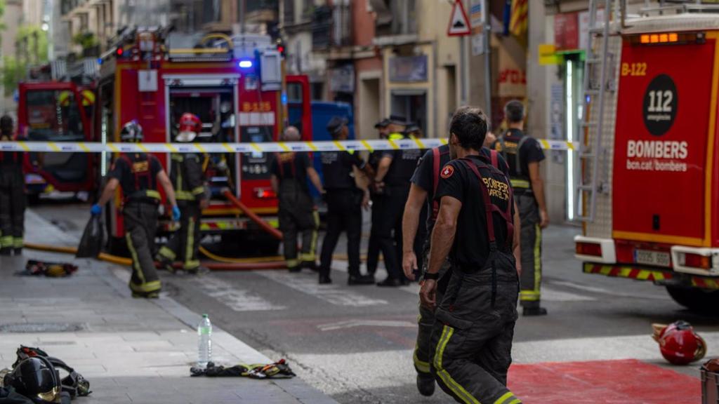 Varias dotaciones de Bomberos trabajando en un incendio en Barcelona