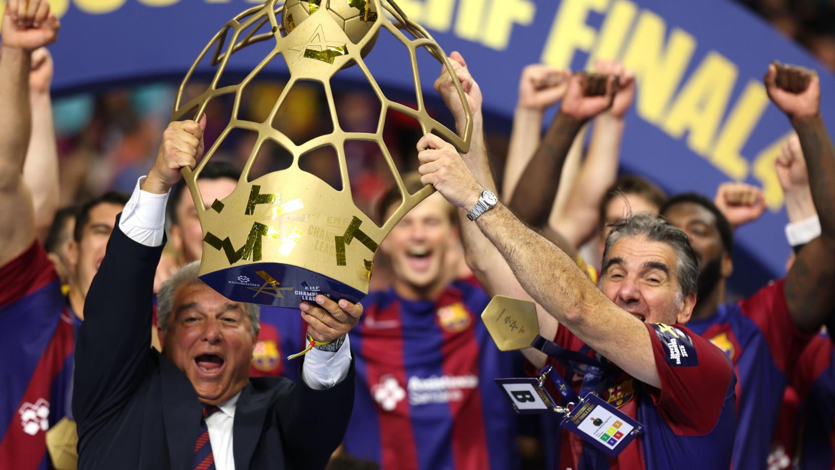 Joan Laporta y Carlos Ortega levantan la Champions de balonmano