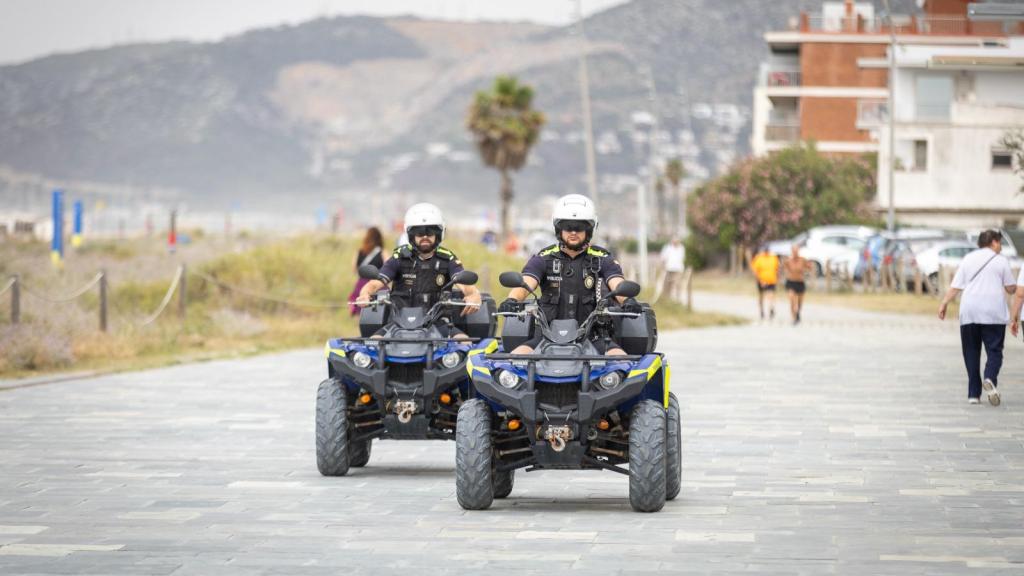 Agentes de la Policía Local de Castelldefels patrullando en quads por el paseo marítimo