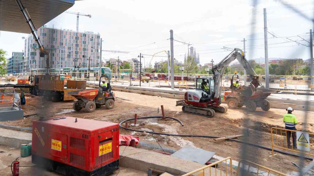 Operarios trabajando en las obras de Glòries