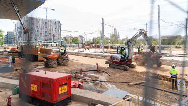 Operarios trabajando en las obras de Glòries