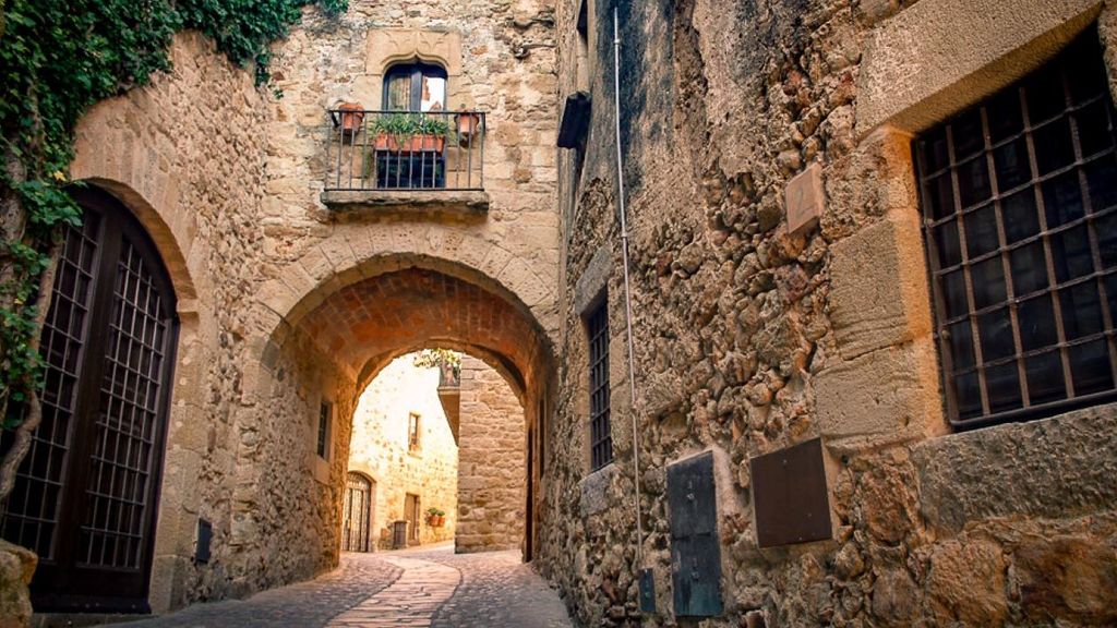 Un carrer de Pals en una imatge d'arxiu